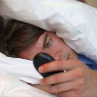 خطرات استفاده از موبایل موقع خواب