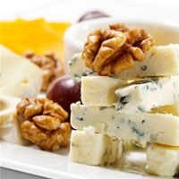 چرا بهتر است پنیر را با گردو بخوریم؟