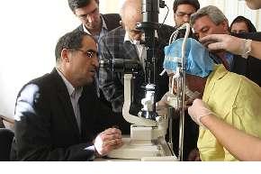 وزیر بهداشت چشم قربانی اسید پاشی را معاینه کرد