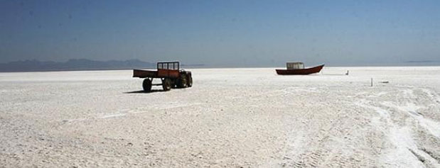 چگونه مشهورترین دریاچه ایران در حال نابودی است