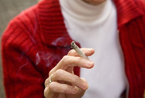 ترفند صنایع دخانی برای جذب زنان به سیگار