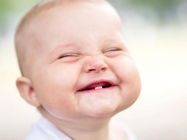 راهکاری ساده برای کاهش درد رویش دندان در کودکان