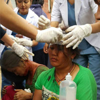 عکس/چالش‌های سیستم درمانی نپال در مواجهه با فاجعه زلزله/جسدها روی زمین مانده