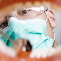 دخالت دندانپزشکان تجربی در کاشت ایمپلنت/ وزارت بهداشت ورود کند