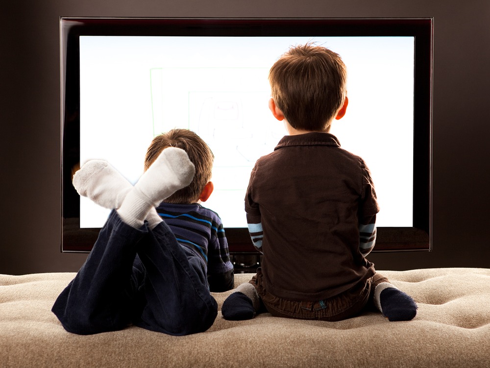تماشای افراطی تلویزیون موجب چاقی کودکان می‌شوند