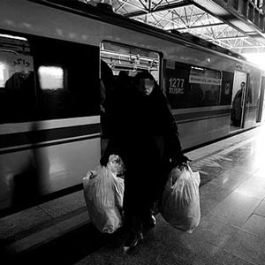 زنان دستفروش در مترو زندگی را می‌چرخانند