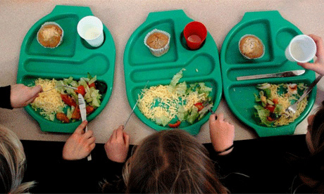 دانش آموزان در هفته سلامت صبحانه سالم می‌خورند