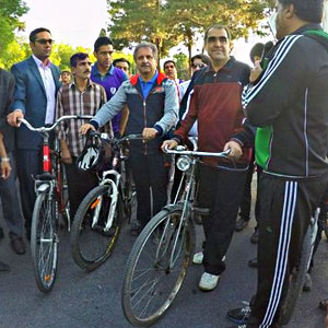 وزیر بهداشت با دوچرخه‌ در خیابان‌های یزد