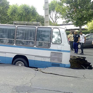 عکس/اتوبوس با 42 سرنشین در زمین فرو رفت