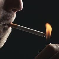 سیگار کشیدن موجب تنگی عروق پا می شود