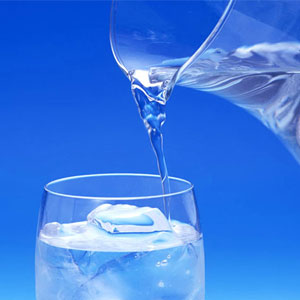 نوشیدن آب با وعده های غذایی بد است یا خوب؟