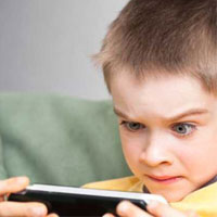 سرگرمی کودک با موبایل یعنی دیر سخن گفتن