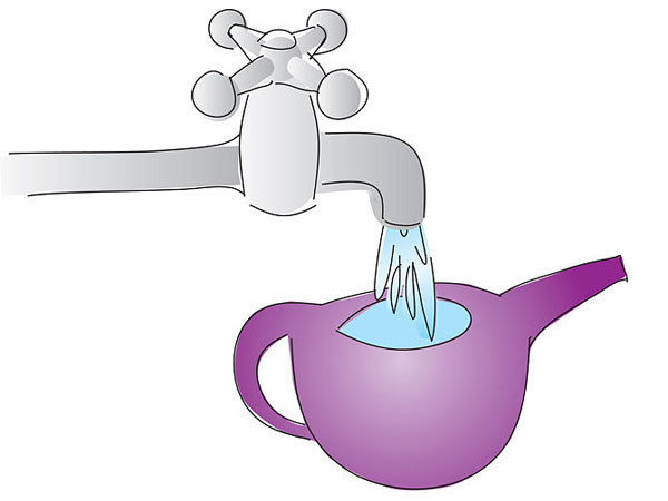 Слушать звук крана. Налить воду в лейку. Кран для чайника. Чайник с краном для воды. Вода в чайнике.