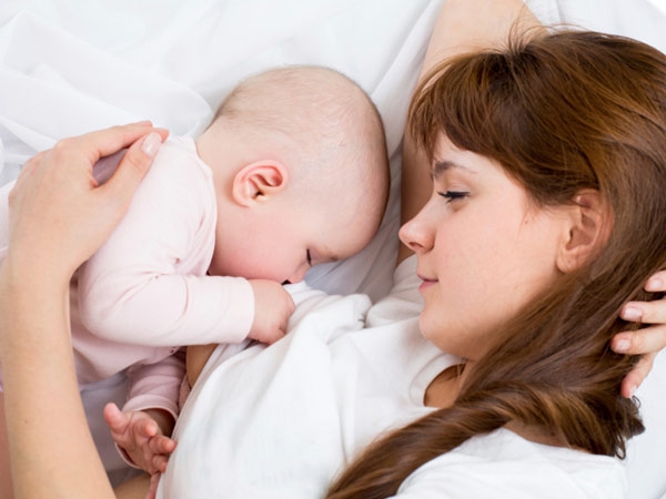 تغذیه نوزاد با شیر مادر، آزردگی ناشی از زایمان را رفع می‌کند