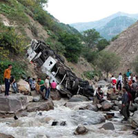افزایش تلفات حادثه واژگونی اتوبوس در جاده چالوس به 16 نفر