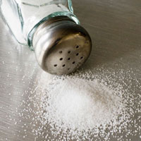 7 نشانه ای که به شما هشدار می دهد بیش از حد نمک مصرف می کنید