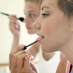 توصیه هایی به والدین درباره آرایش بیش از حد دختران