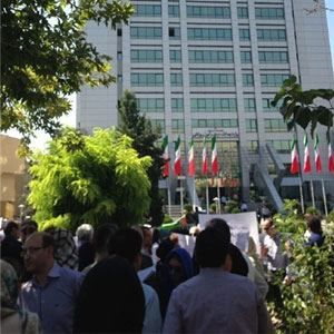 عکس/تجمع اعتراضی داروسازان در مقابل ساختمان وزارت بهداشت