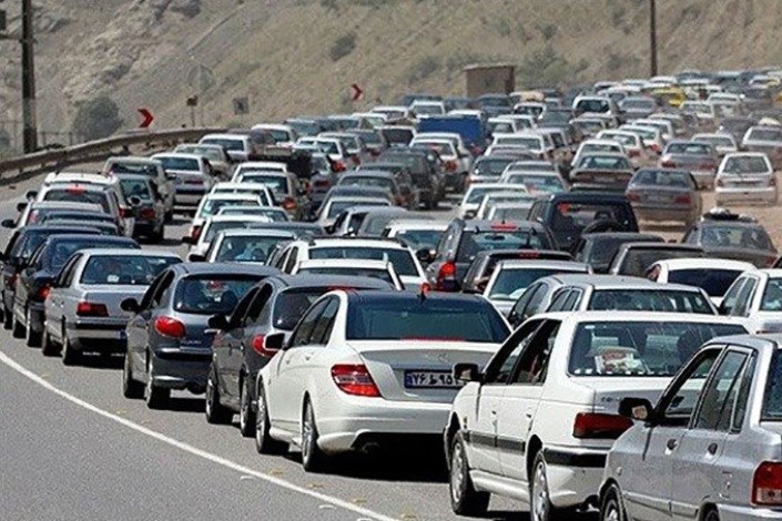 ترافیک نیمه سنگین و بارش باران در جاده‌های کشور