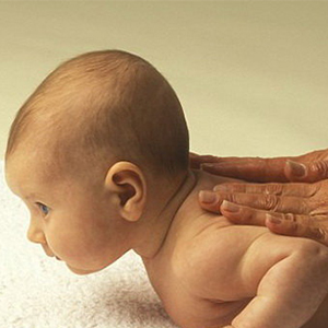 مضرات ماساژ پوست نوزاد با روغن‌های گیاهی