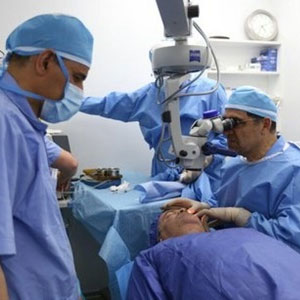 وزیر بهداشت چشمان بیماران نیازمند را جراحی کرد