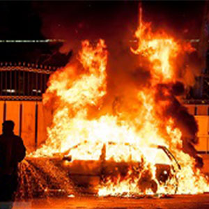 خودرو پژو پس از سقوط از پل در آتش سوخت