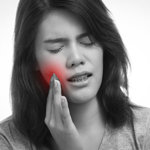 چه عواملی باعث حساسیت دندان‌ها می‌شوند؟