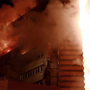 آتش سوزی گسترده در ساختمانی 5 طبقه/ نجات نوزاد 4 ماهه از میان دود و آتش