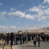 تجمع حاشیه‌نشین‌های کرمان در اعتراض به تخریب منازل‌شان