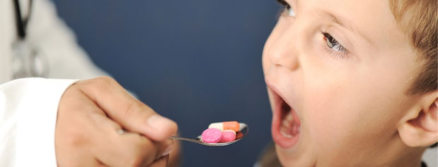 ۸ راهکار برای دارو دادن به کودکان