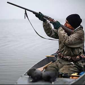 ادامه شکار پرندگان به زور چماق!