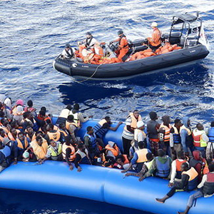 نگرانی از سرنوشت ۱۰۰ مهاجر به آب افتاده در نزدیکی لیبی