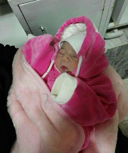 عکس/کشف نوزاد یک روزه در سطل زباله در خمین