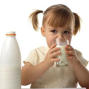 چرا نوشیدن شیر برای کودکان توصیه می شود؟