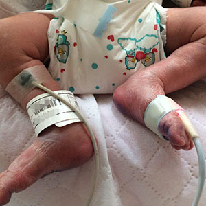 تولد نوزاد پسر در بیابان های اطراف تهران/ نوزاد منجمد شده به بهزیستی واگذار می شود