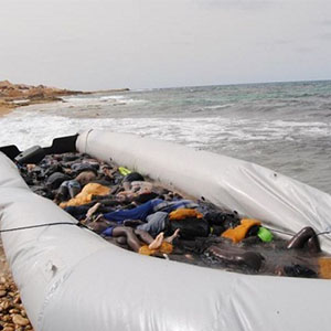 عکس/پیدا شدن اجساد ۷۴ مهاجر در سواحل لیبی
