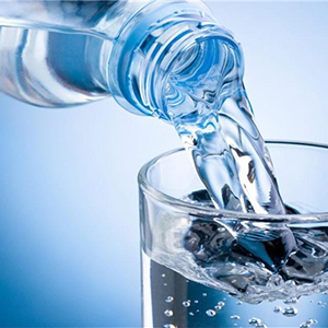 آیا نوشیدن 8 لیوان آب در طول روز مفید است؟