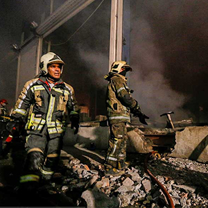 عکس/آتش‌سوزی انبار لوازم خانگی در خیابان ۱۷شهریور