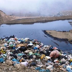 آیا شهرداری دریاچه «شیرابه» کهریزک را خشکانده؟/کودکان حاشیه سایت زباله بیمارند
