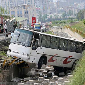 مصدومیت شدید عابر پیاده در حادثه واژگونی اتوبوس دانش‌آموزان