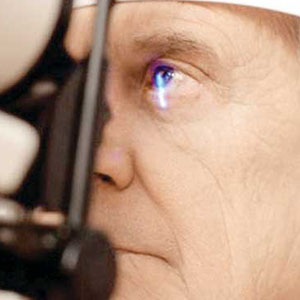 شایع‌ترین بیماری چشم در میان سالمندان + علایم