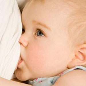 شیر مادر برای سلامت روده های نوزاد مفید است