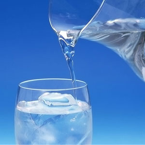 این نوشیدنی ساده چربی شکم‌تان را از آب می‌برد!