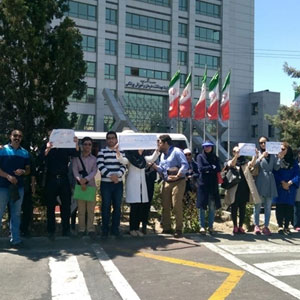 عکس/تجمع تعدادی از شرکت‌کنندگان در آزمون دستیاری تخصصی پزشکی مقابل وزارت بهداشت