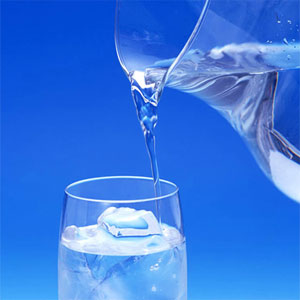 آیا نوشیدن آب می‌تواند باعث نفخ شود؟