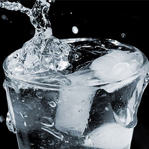 بیماری تلخی که با نوشیدن آب یخ حین غذا به سراغتان می‌آید!