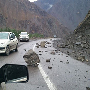 مرگ راننده بر اثر ریزش کوه در جاده هراز