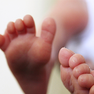 مشکلات پدر کارگر برای درمان نوزاد "۲۴ انگشتی"