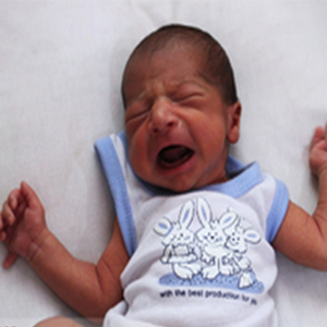 نوزاد 24 انگشتی گنابادی با هزینه خیران درمان می‌شود