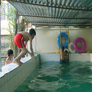 یک مربی شنا: مراقبت در استخر ها وظیفه ناجی غریق است/ فدراسیون شنا: مسئولان استخرها باید پاسخگو باشند